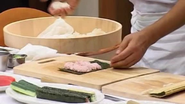 Zobaczcie, jak mistrz kuchni japońskiej przygotowuje typowe japońskie nori maki. To rodzaj sushi, w którym liście nori są na zewnątrz.