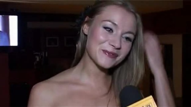 Anna Ilczuk w serialu "Pierwsza miłość" wciela się w rolę Emilii Śmiałek. Jej bohaterka - dziewczyna o dobrym sercu, szczera i prosta, ma talent do popadania w kłopoty. Aktorce bardzo podoba się ta ekstremalna rola.