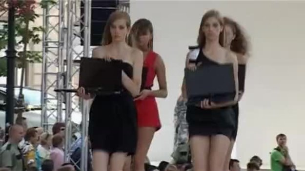 Najnowsze trendy w modzie plus stylowe laptopy firmy ASUS - tak wyglądał jeden z pokazów zorganizowanych w ramach tegorocznego Warsaw Fashion Street.