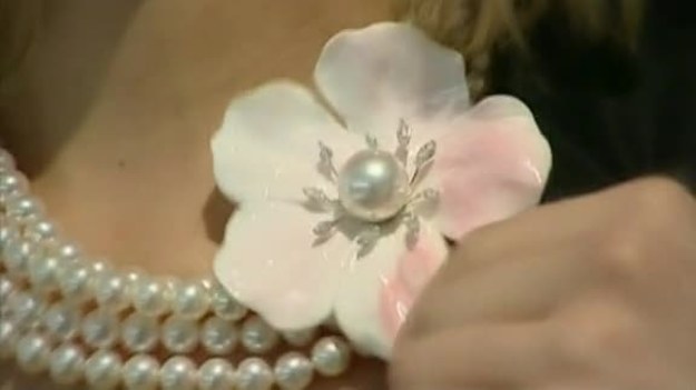 W tym sezonie przedstawicielki płci pięknej, które chcą podkreślić swoją kobiecość, powinny nosić biżuterię z pereł. (źródło: Inhorgenta)