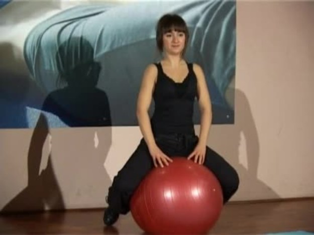 Zapoznaj się z ćwiczeniami z piłkami Body ball. Ten zestaw ćwiczeń wysmukli pośladki  i uda.
