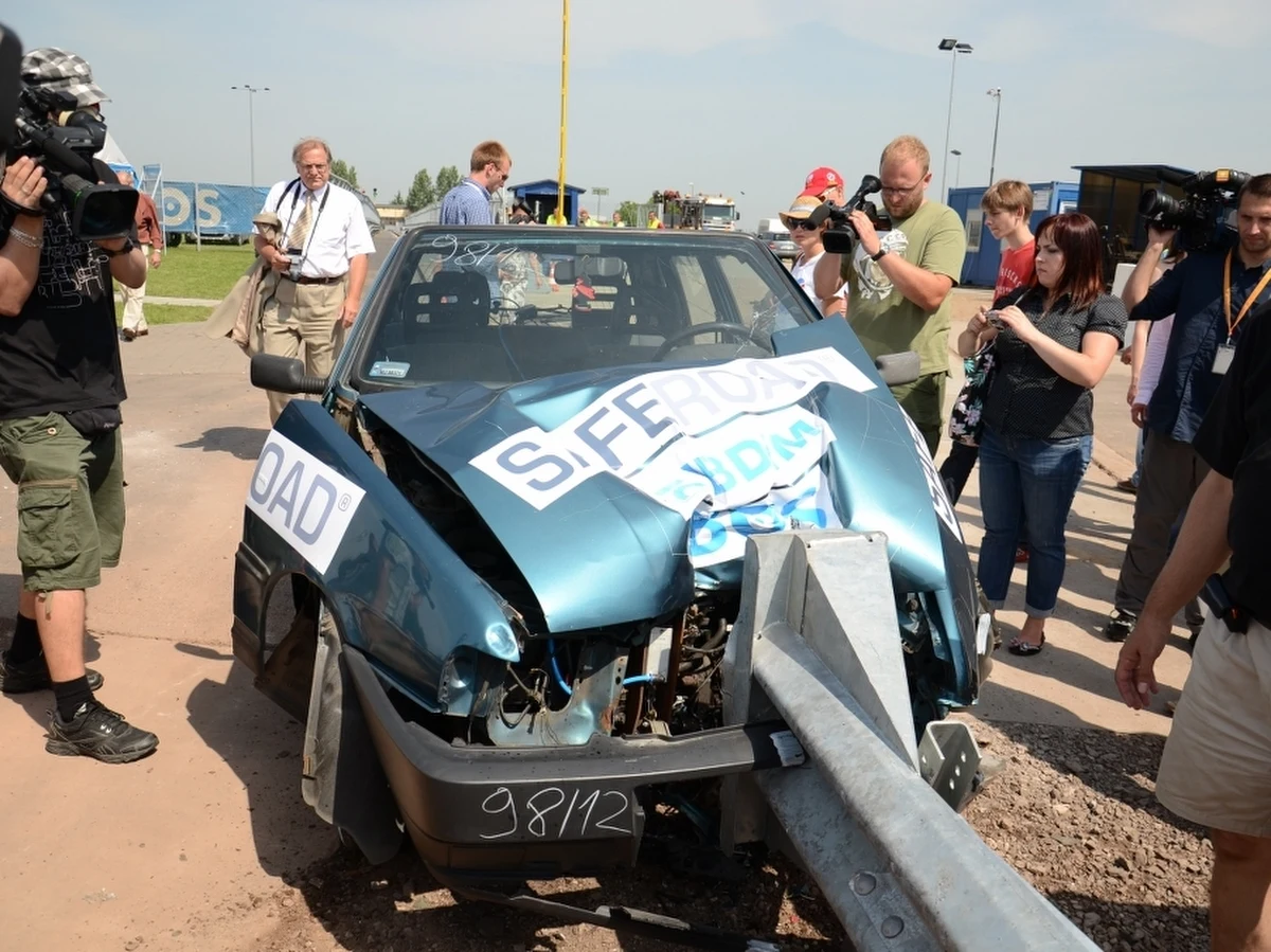 Polska jest w ogonie Europy, jeśli chodzi o stosowanie bezpiecznych barier przy drogach - oceniają specjaliści z Instytutu Badania Dróg i Mostów. Na specjalnym poligonie w Inowrocławiu przeprowadzali dziś crash testy standardowych, polskich zabezpieczeń i najnowocześniejszych rozwiązań, które dopiero wchodzą na nasz rynek.