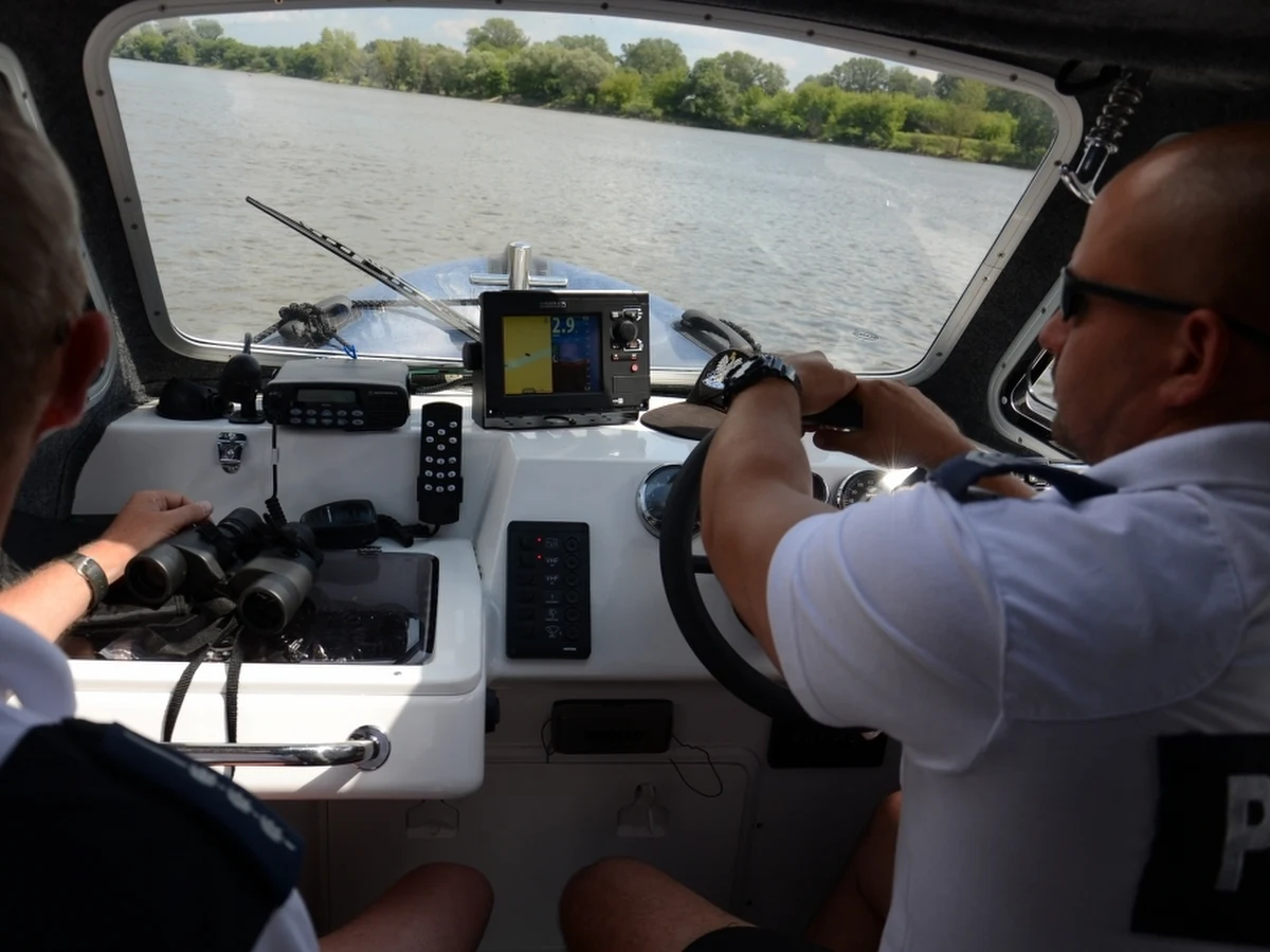 Jeżeli planujecie wypoczynek nad wodą albo pierwszy weekend wakacji już przeznaczyliście na taki relaks, to przestrzegamy - uważajcie z alkoholem. Od tego roku obowiązują bowiem nowe przepisy dotyczące trzeźwości żeglarzy, które - w uproszczeniu - umożliwiają policjantom kontrolowanie każdego, kto pływa na... czymkolwiek.