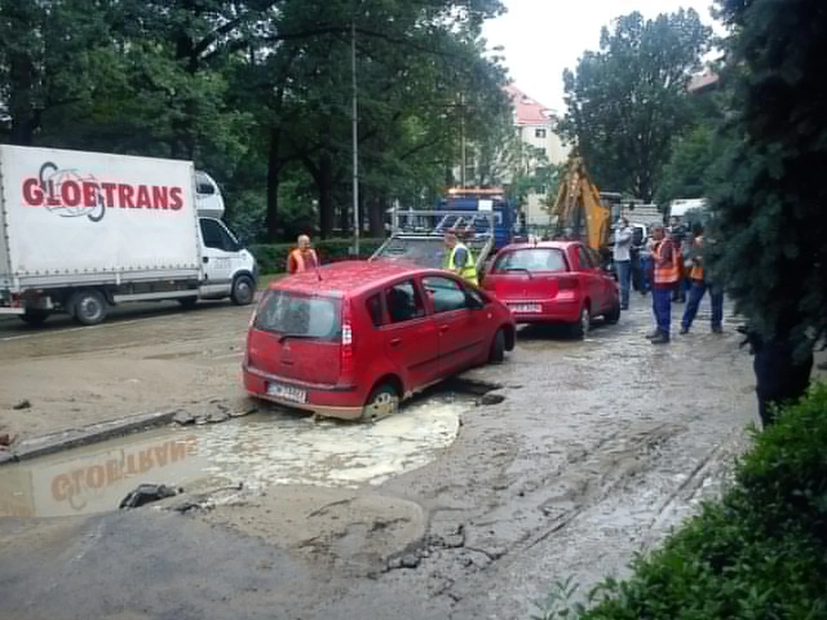 Na Rondzie Powstańców Śląskich we Wrocławiu pękła rura o średnicy pół metra. Woda rozlewała się na ulice, tworzyły się potężne korki. Nadal nie wiadomo, co jest przyczyną awarii. Informację dostaliśmy na Gorącą Linię RMF FM. 
