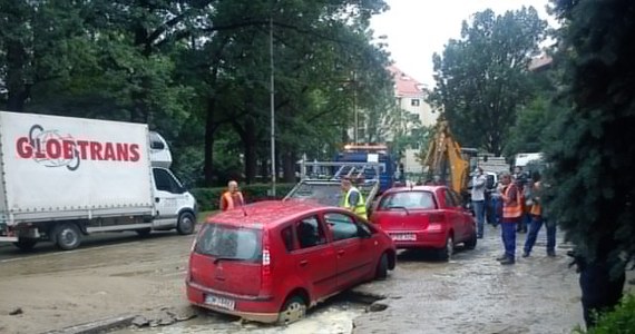 Na Rondzie Powstańców Śląskich we Wrocławiu pękła rura o średnicy pół metra. Woda rozlewała się na ulice, tworzyły się potężne korki. Nadal nie wiadomo, co jest przyczyną awarii. Informację dostaliśmy na Gorącą Linię RMF FM. 
