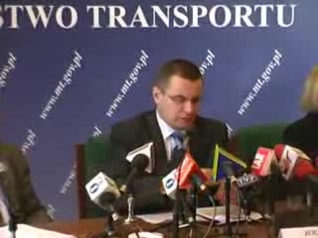 Mandat w wysokości 100 zł i dwa punkty karne - to kara dla kierowcy, który będzie jeździł z wyłączonymi światłami - mówi minister transportu Jerzy Polaczek.