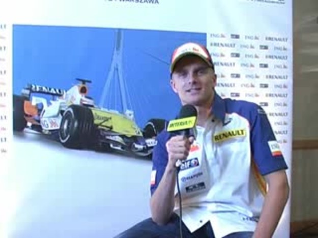 Heikki Kovalainen: Jeżdżę firmowym samochodem, oczywiście. Jest to Renault Megane Sport, model R26. Specjalna edycja. Jestem z niego bardzo zadowolony.