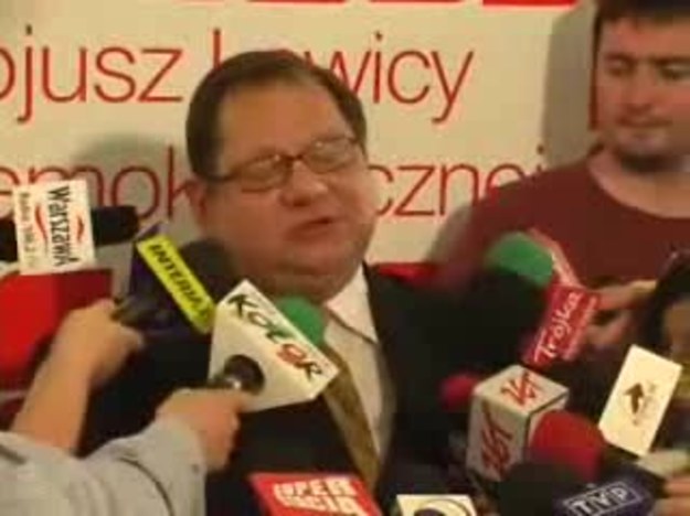 Ryszard Kalisz i Tadeusz Iwiński z SLD podczas konferencji prasowej w Sejmie skrytykowali pomysł koalicji rządzącej obniżenia progu wyborczego z 5 do 3 proc.
