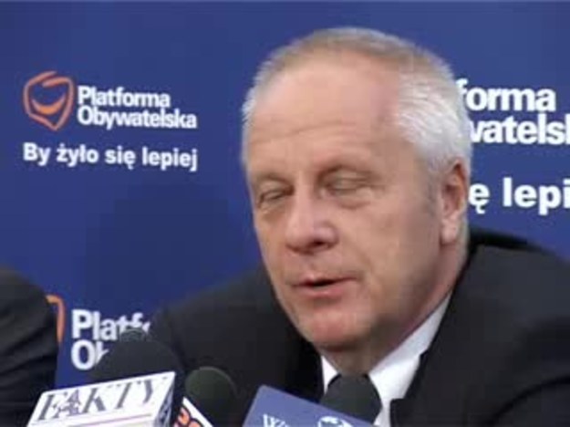 O polityce - senator PO Stefan Niesiołowski komentuje mijający właśnie rok rządu premiera Jarosława Kaczyńskiego.
