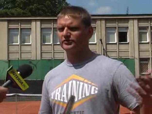 Wieloletni trener tenisa, Wojciech Dynowski opowiada o dobroczynnych skutkach uprawiania tego sportu.