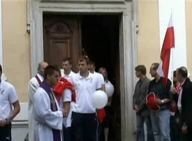 Polscy piłkarze uczestniczyli w mszy św. upamiętniającej znaną siatkarkę Agatę Mróz, która zmarła w środę.