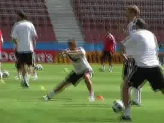Zobacz trening niemieckiej drużyny tuż przed meczem z Polakami.
