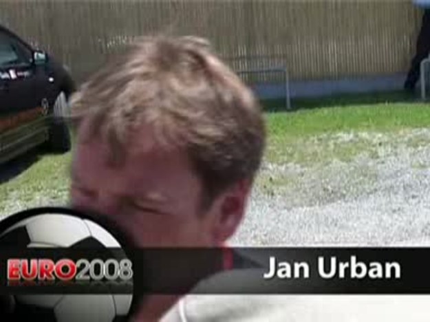 Jan Urban, asystent Leo Beenhakkera, jest spokojny o atmosferę na stadionie podczas meczu Polska - Austria.