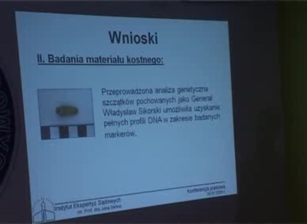 Szczątki złożone w Katedrze na Wawelu są szczątkami gen. Władysława Sikorskiego, który zginął w wyniku obrażeń wielonarządowych podczas wypadku lotniczego.