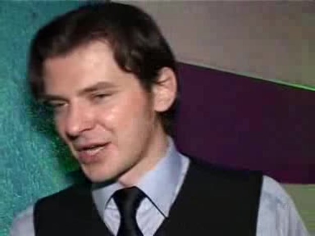Marcin Kwaśny - polski aktor teatralny i filmowy - to kolejny uczestnik nowej edycji programu "Jak oni śpiewają".