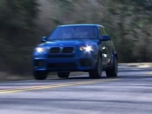 Maksymalna prędkość, jaką kierowca może osiągnąć w nowym BMW X5, to 275 km/h! Musi on jednak przejść specjalne szkolenie na torze.