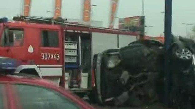 Na wysokości centrum handlowego w Krakowie, samochód osobowy marki BMW wypadł z drogi i uderzył w betonowy słup.