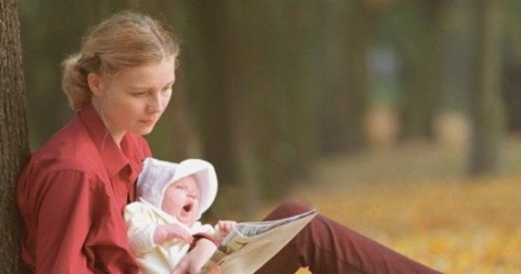spotyka się z kimś, kto zarabia mniej pieniędzy