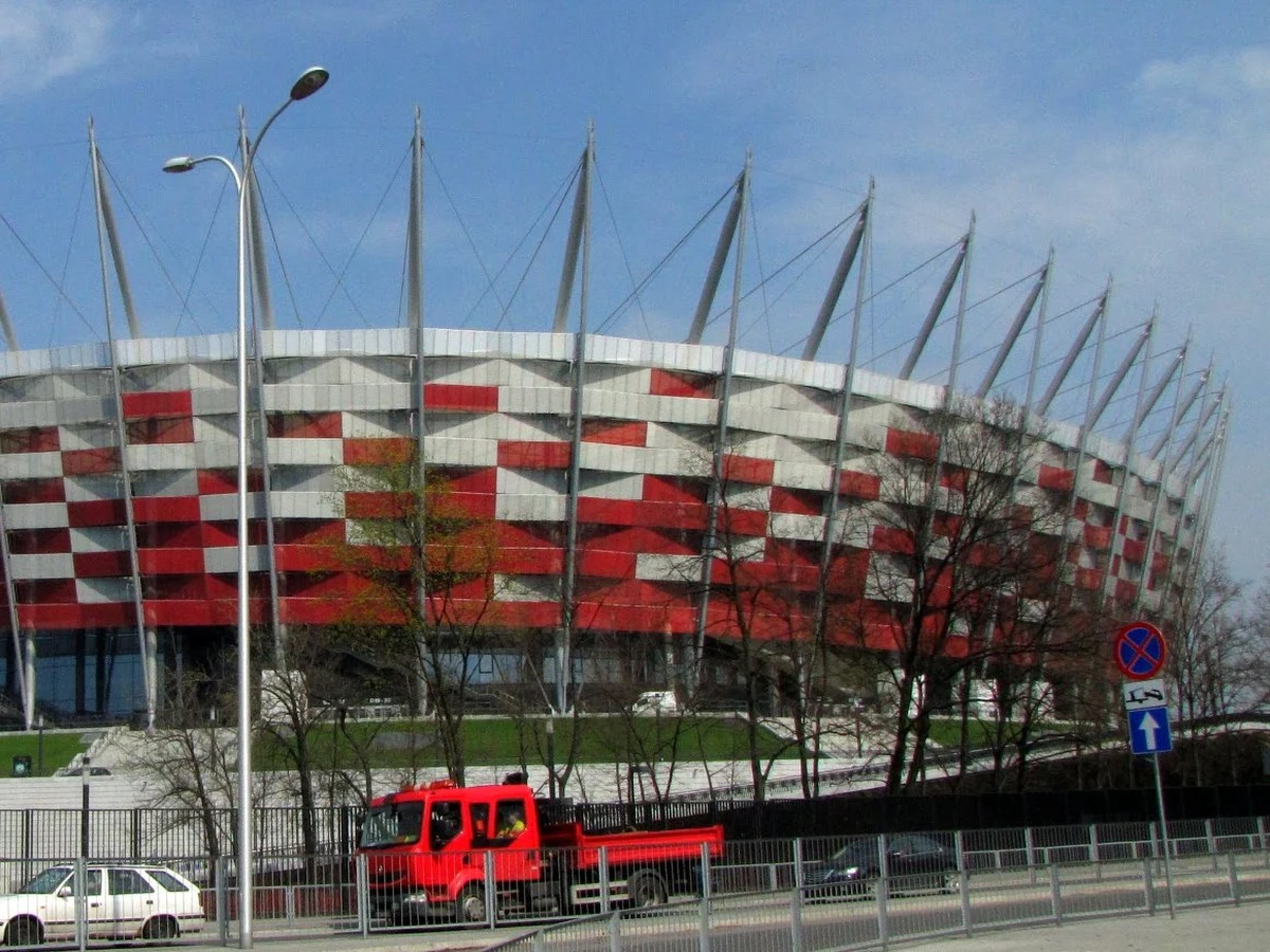 Wojewódzki Sąd Administracyjny w Warszawie uchylił decyzję ministra transportu, który odmówił rodzinie dawnych potentatów finansowych prawa do gruntu pod stadionem Narodowym. W latach 40. ubiegłego wieku Chowańczakowie utracili prawa do terenu, na którym stoi obecnie stołeczna arena. Od kilku lat walczą o jego odzyskanie. Możliwe, że po kolejnym korzystnym wyroku sądu uda im się to osiągnąć.