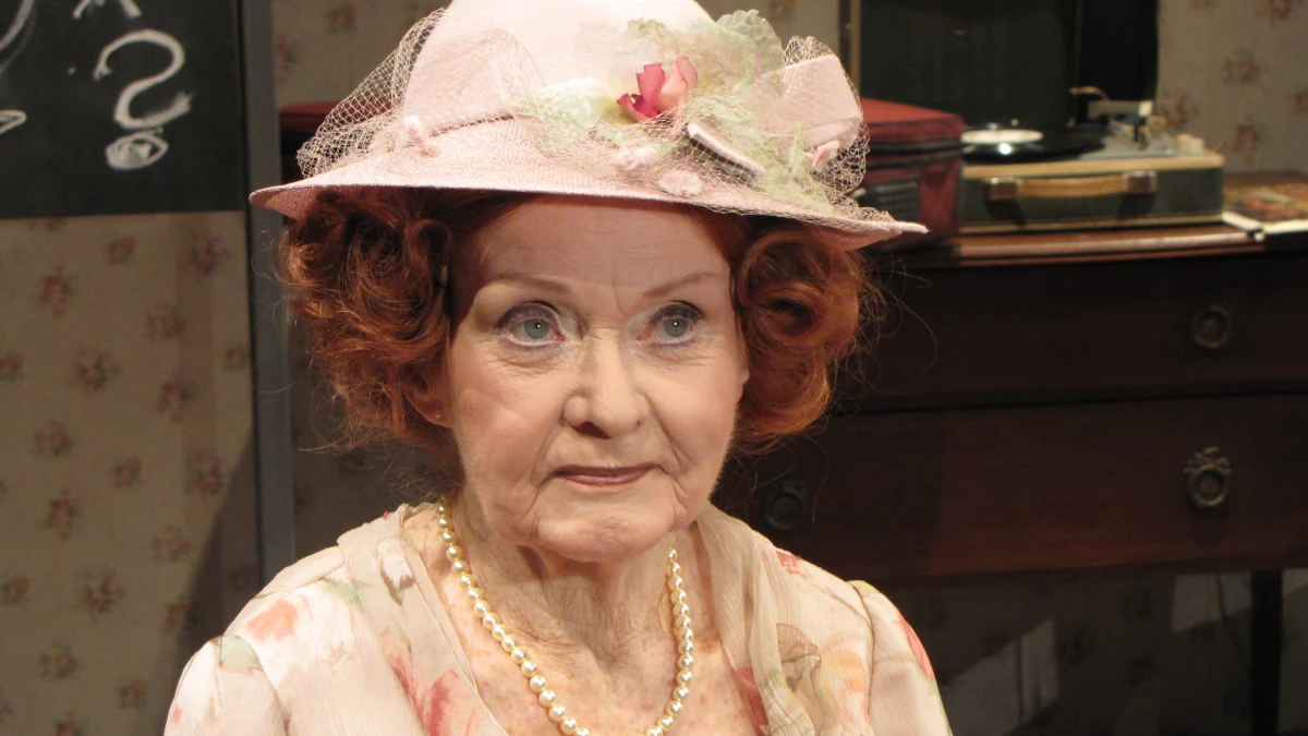 Premierę spektaklu "Trzeba zabić starszą panią" przygotowuje na 8 lipca stołeczny Och-teatr. Cezary Żak debiutuje w roli reżysera, a główną rolę gra Barbara Krafftówna. 

