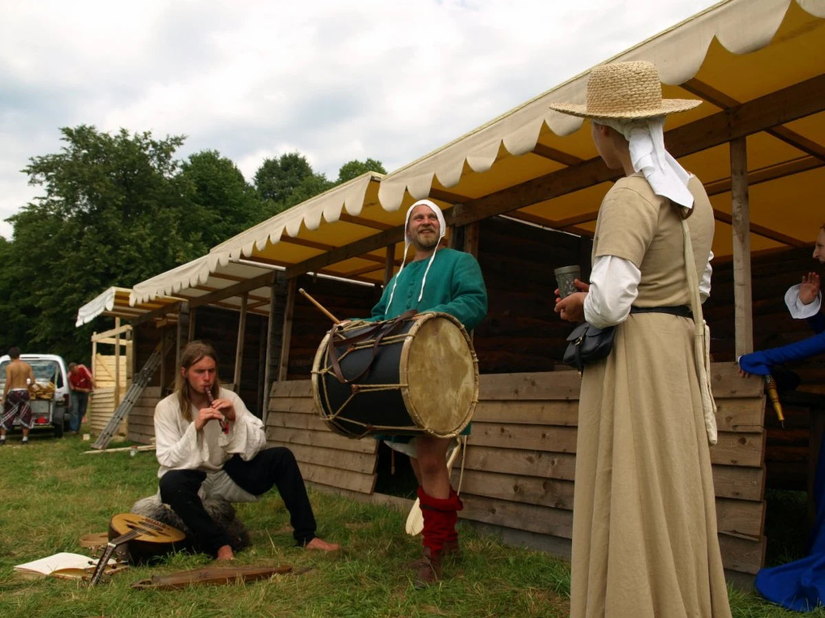 Dziś rozpoczęły się Dni Grunwaldu, których najważniejszym punktem będzie inscenizacja bitwy z 1410 roku. Polacy zmierzą się z Krzyżakami dopiero w sobotę, ale już teraz na turystów odwiedzających Pola Grunwaldzkie czeka mnóstwo atrakcji.