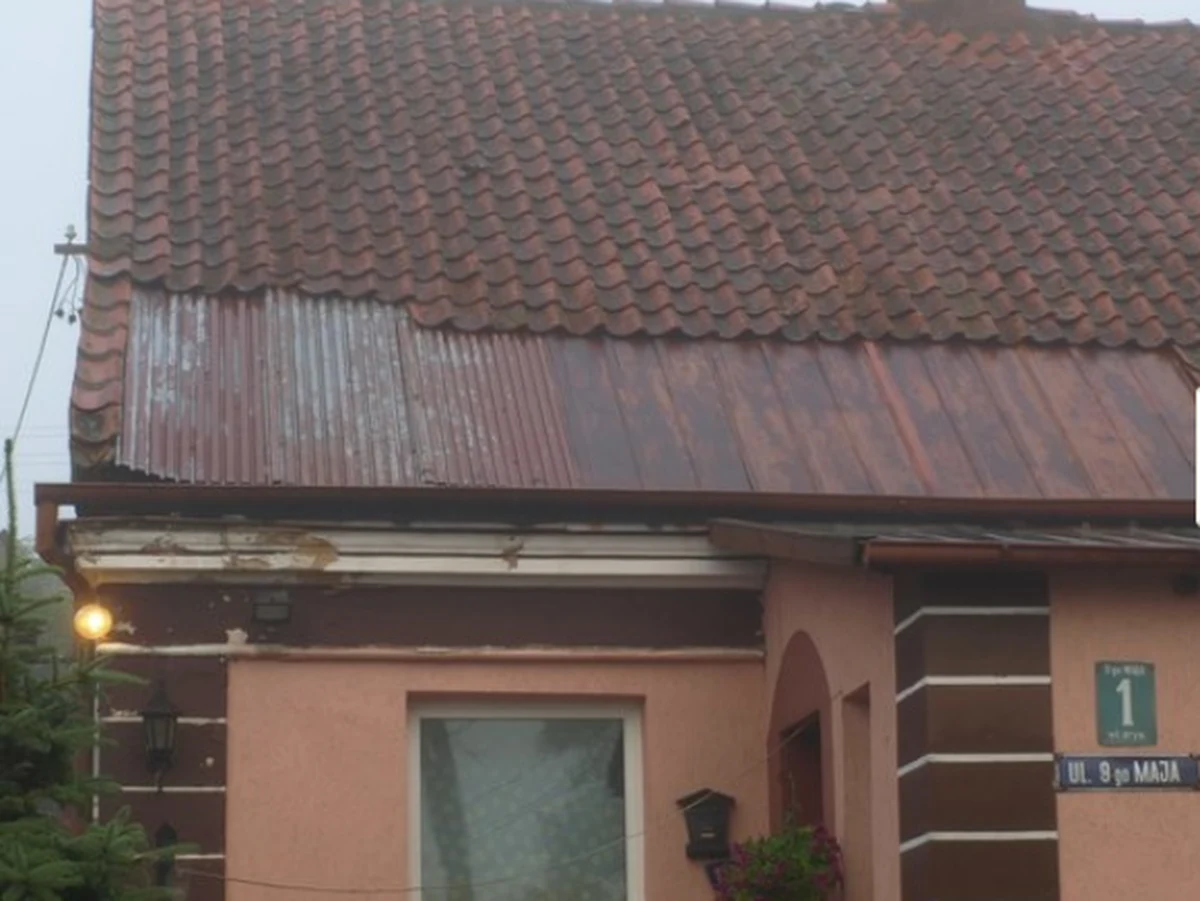 Ponad 1500 budynków w całym kraju ucierpiało w wyniku gwałtownych burz na przełomie czerwca i lipca - poinformowało Ministerstwo Administracji i Cyfryzacji. Są już pierwsze decyzje ws. pomocy finansowej dla poszkodowanych gmin. Ministerstwo Finansów przeznaczy na nią prawie 1,6 mln zł.