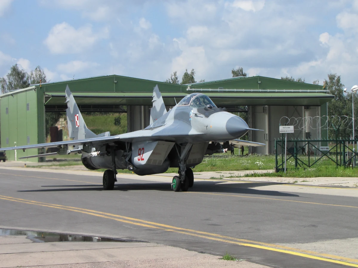 100 żołnierzy i cztery myśliwce MiG 29 - to "Orlik" - nasz najbliższy Polski zagraniczny wojskowy kontyngent. Do sierpnia w ramach NATO polscy lotnicy chronią przestrzeń powietrzną Litwy, Łotwy i Estonii. Stacjonują w litewskich Szawlach.