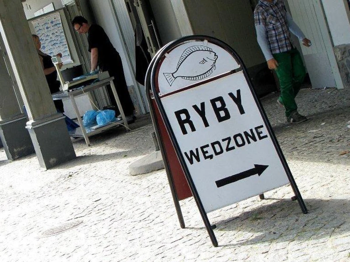 Sezon w pełni. Nad morzem mniej gości niż przed rokiem, ale smażalnie ryb i tak nie mogą narzekać na brak klientów. Trudno przecież wyobrazić sobie pobyt nad Bałtykiem bez wizyty w takim lokalu. Jak odróżnić świeżą rybę od takiej, która dwa tygodnie leżała w zamrażarce? Sprawdźcie, na co zwrócić uwagę. 
