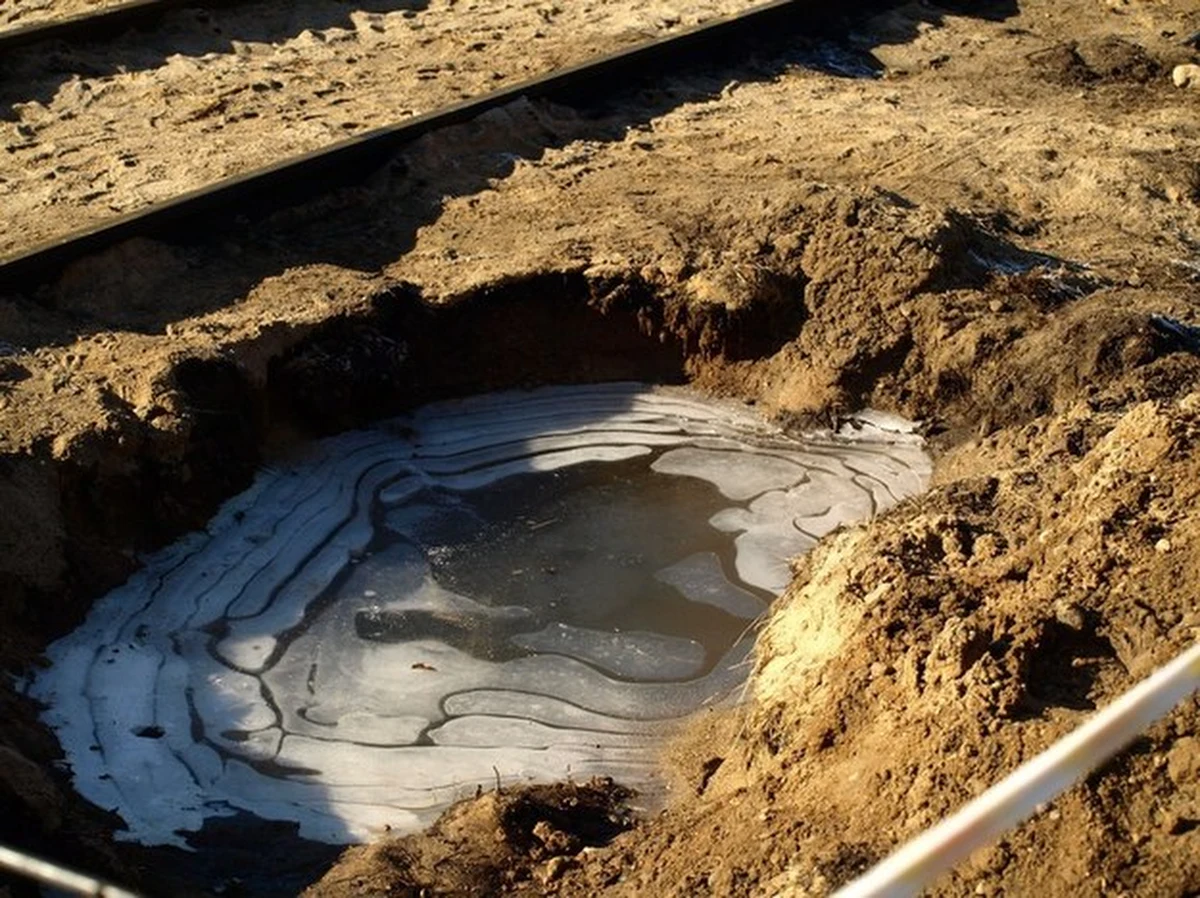 Dokładnie pół roku temu w Gutkowie na obrzeżach Olsztyna doszło do wycieku oleju napędowego z kolejowej cysterny. Do tej pory nie ruszyły żadne prace mające na celu oczyszczenie terenu. Jedynie w rowie wykopanym wzdłuż torowiska cały czas zbiera się rozlane paliwo.