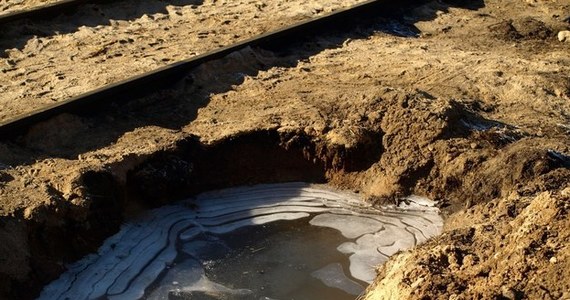 Dokładnie pół roku temu w Gutkowie na obrzeżach Olsztyna doszło do wycieku oleju napędowego z kolejowej cysterny. Do tej pory nie ruszyły żadne prace mające na celu oczyszczenie terenu. Jedynie w rowie wykopanym wzdłuż torowiska cały czas zbiera się rozlane paliwo.