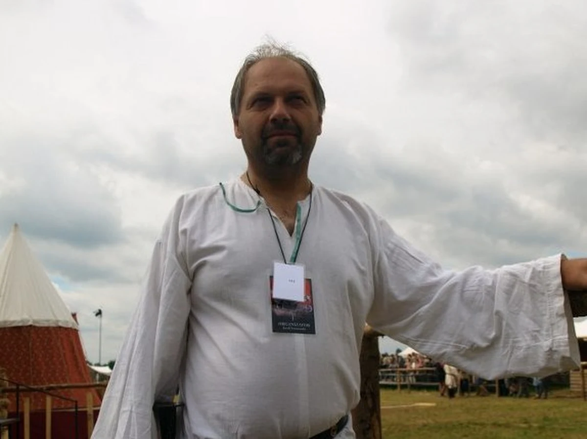 Dzisiejsza inscenizacja Bitwy pod Grunwaldem to rocznica "króla Jagiełły". Odtwarzający go Jacek Szymański po raz pierwszy pod Grunwald przyjechał w roku 1992, natomiast od roku 1998 występuje w roli Władysława Jagiełły. Abdykować na razie nie zamierza, wspomina natomiast, jak bardzo impreza rozrosła się przez te lata.