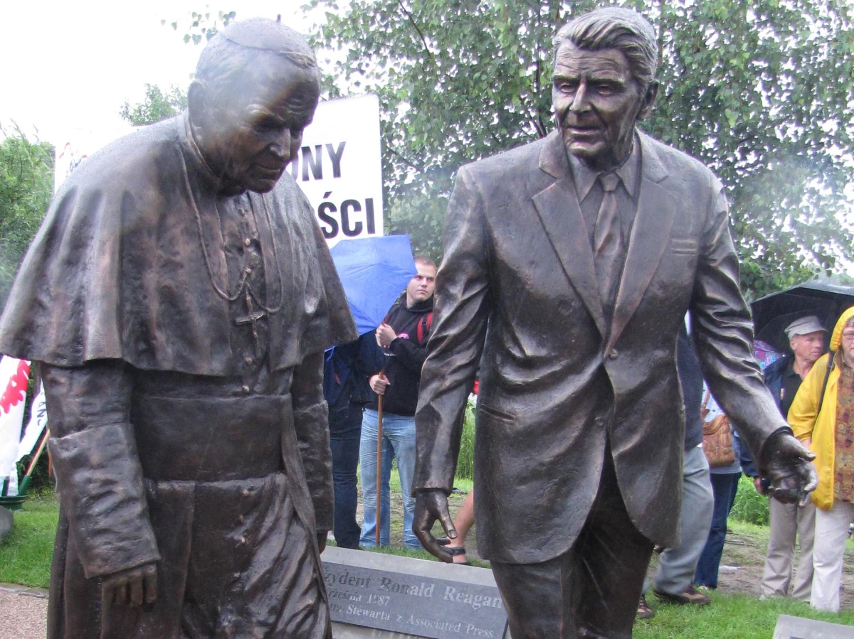 W strugach deszczu odsłonięto dziś w Gdańsku pomnik dwóch wybitnych osobistości, które miały ogromny wpływ na najnowszą historię Polski. Na Przymorzu stanęły spiżowe figury Jana Pawła II i byłego prezydenta USA Ronalda Reagana.