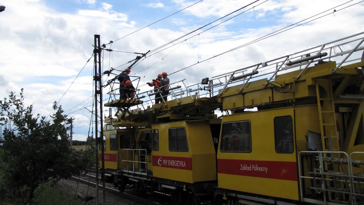 Po wczorajszych nawałnicach, które przeszły nad Polską, udało się już odblokować większość tras kolejowych. Ciężka sytuacja na torach utrzymywała się przez wiele godzin - m.in. w województwie pomorskim.
