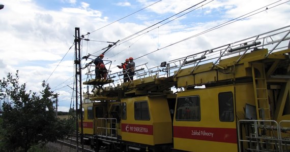 Po wczorajszych nawałnicach, które przeszły nad Polską, udało się już odblokować większość tras kolejowych. Ciężka sytuacja na torach utrzymywała się przez wiele godzin - m.in. w województwie pomorskim.