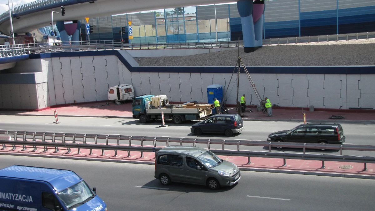 Kolejne problemy z węzłem Łopuszańska w Warszawie. Najpierw jedna z kluczowych drogowych inwestycji w stolicy miała kilkumiesięczne opóźnienie. Wreszcie, gdy na początku tego roku skrzyżowanie wybudowane za 160 mln zł, otwarto - co chwilę wychodzą niedoróbki. Tym razem najniższa kondygnacja jest zalewana.