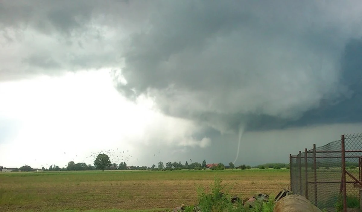 "Nie ma metody wyznaczania i przewidywania trąb powietrznych" - kategorycznie twierdzi Mieczysław Ostojski, dyrektor Instytutu Meteorologii i Gospodarki Wodnej. Jednocześnie ten sam Instytut alarmuje, że dziś na Mazurach i w południowo-wschodniej Polsce mogą wystąpić... trąby powietrzne.