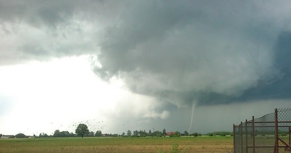 "Nie ma metody wyznaczania i przewidywania trąb powietrznych" - kategorycznie twierdzi Mieczysław Ostojski, dyrektor Instytutu Meteorologii i Gospodarki Wodnej. Jednocześnie ten sam Instytut alarmuje, że dziś na Mazurach i w południowo-wschodniej Polsce mogą wystąpić... trąby powietrzne.