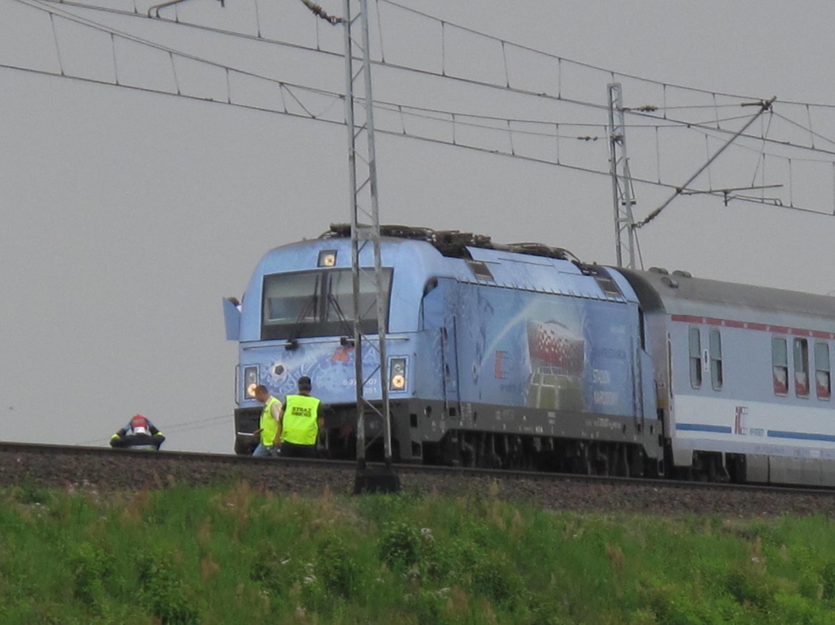Tragiczny wypadek na torach w Wielkopolsce. Pod Wrześnią pociąg potrącił dwóch pracowników kolei. Obaj zginęli.