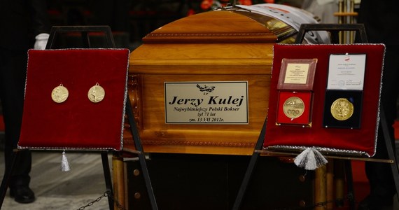 Jerzy Kulej - dwukrotny mistrz olimpijski, jeden z najwybitniejszych polskich sportowców - spoczął dziś na Cmentarzu Wojskowym na Powązkach. Słynny bokser zmarł 13 lipca.
