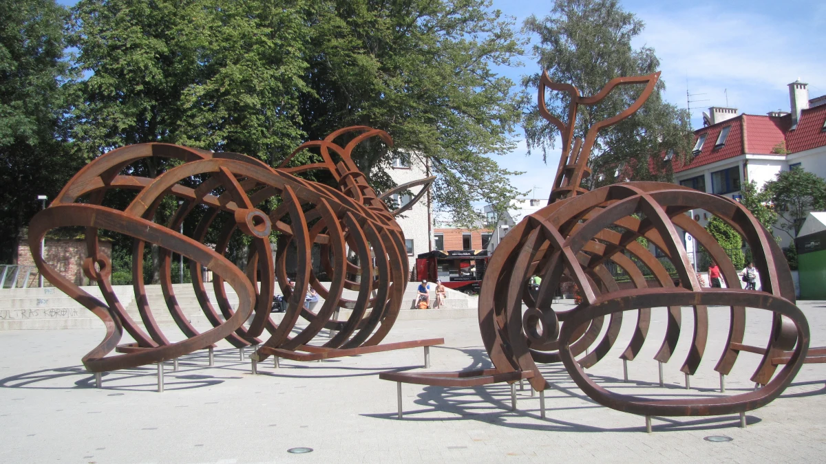 Władze nadmorskiego Rewala znalazły nietypowy sposób na przyciągnięcie turystów. Na plaży w centrum miasta stanęły dwa ogromne modele wielorybich szkieletów, które mają związek z lokalną legendą.