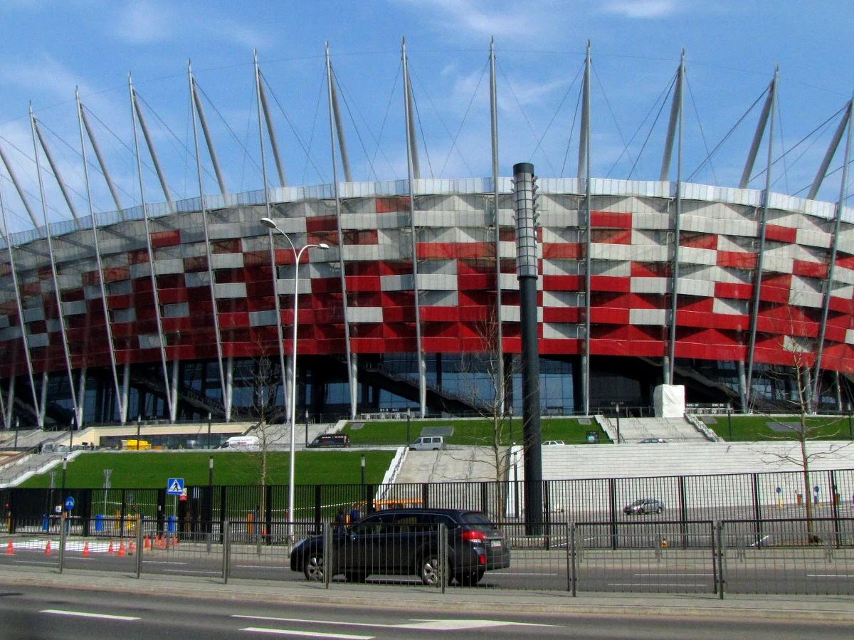 Dokładnie miesiąc po zakończeniu Euro 2012 na RMF24.pl i w Faktach RMF FM sprawdzamy, co dzieje się na budowanych z myślą o piłkarskich mistrzostwach drogach i stadionach. Nasi reporterzy ustalali też, czy ogromne areny będą w stanie na siebie zarobić.