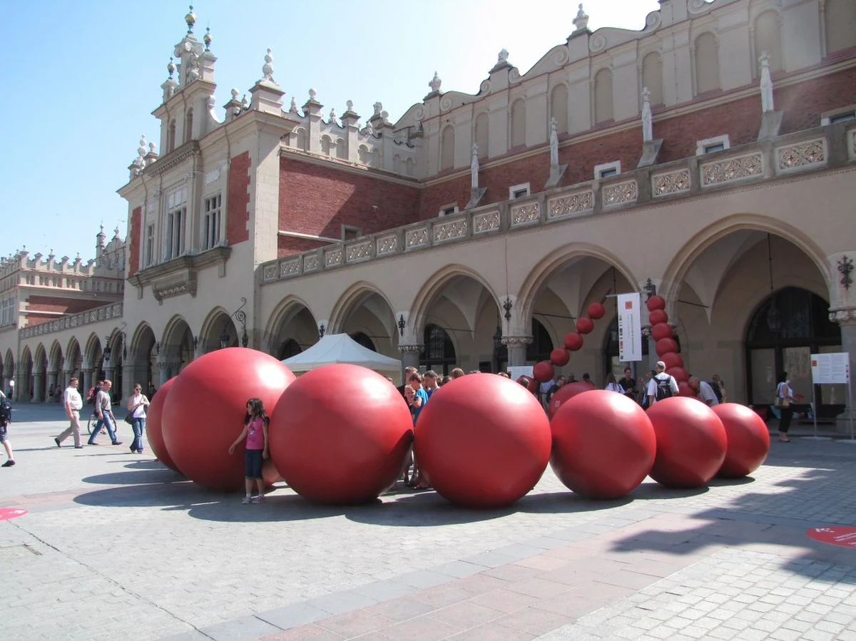 Istnieją już od 755 lat i od samego początku pełniły tę samą funkcję, którą obecnie przypisujemy hipermarketom. Mowa o krakowskich Sukiennicach, które w czwartek obchodziły swoje kolejne urodziny. Święto upamiętnia sławetny remont budynku zakończony w 1879 r., dzięki któremu zyskały on obecny wygląd. Rok 2012 jest wyjątkowy, ponieważ minęło 20 lat od kiedy to prywatne firmy mogą użytkować hale na parterze Sukiennic.