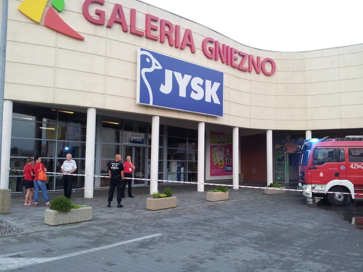 Jeszcze dziś powinny być znane wyniki kontroli w centrum handlowym w Gnieźnie - ustalił reporter RMF FM Adam Górczewski. Wczoraj nadzór budowlany wyłączył galerię z użytkowania, po tym jak po gwałtownej burzy zawalił się dach. Przywracanie budynku do poprzedniego stanu potrwa kilka dni.