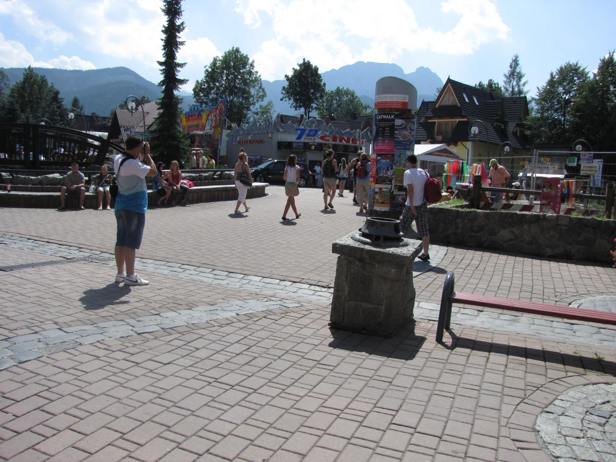 Na zakopiański deptak z hukiem wkroczyła nowoczesność. Zniknął poczciwy biały miś, którego zastąpił zły lord Darth Vader z "Gwiezdnych wojen" i inni współcześni bohaterowie. Turyści zastanawiają się co stało się niedźwiadkiem, z którym od niepamiętnych czasów można było sobie zrobić zdjęcie na Krupówkach.