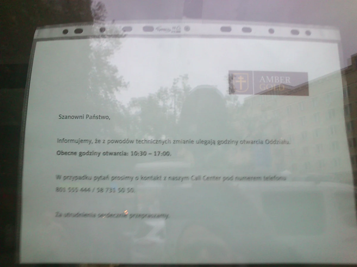 "Amber Gold ma już nowe konto bankowe i jest gotów wypłacać klientom pieniądze" - usłyszał dziennikarz RMF FM w jednym z dwóch warszawskich oddziałów firmy. Dziś pierwsi klienci parabanku mają odzyskać swoje pieniądze. Nie będą to jednak wypłaty w gotówce, a przelewy. Amber wstrzymał wypłaty w zeszłym tygodniu. Tłumaczył to nagonką i wypowiedzeniem przez bank umów o współpracy.