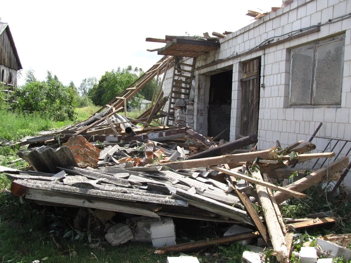 Ponad pół miliona złotych potrzebuje mazowieckie Lipsko na naprawę uszkodzonych dachów po trąbie powietrznej, która wczoraj nad ranem przeszła przez miasto. Silny wiatr uszkodził łącznie 63 budynki. Burmistrz o pomoc finansową zwróci się do wojewody mazowieckiego.