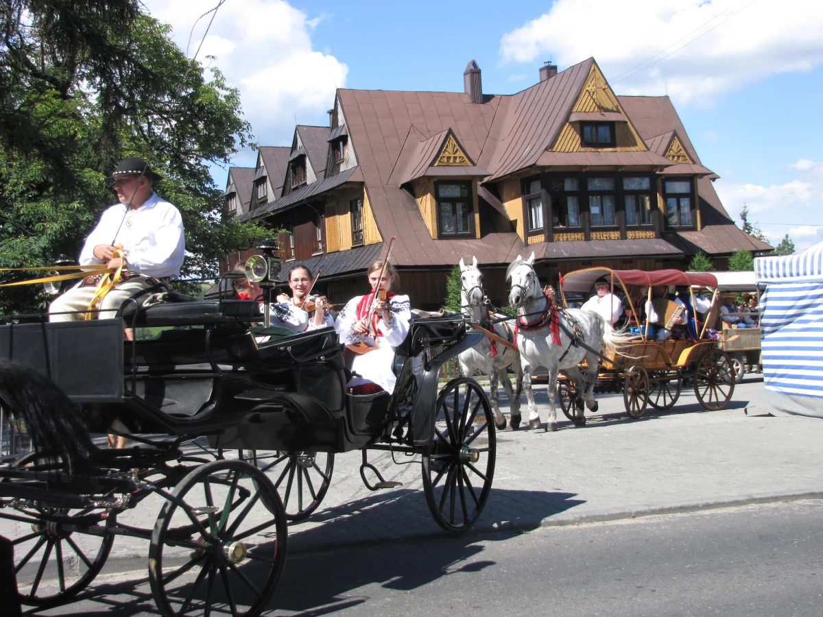 Pytace na koniach i korowód kapel otworzyli jedną z najstarszych i największych imprez folklorystycznych na Podhalu - Sabałowe Bajania. W konkursach gawędziarzy, instrumentalistów, śpiewaków, drużbów i starostów weselnych weźmie udział blisko 900 ludowych artystów.