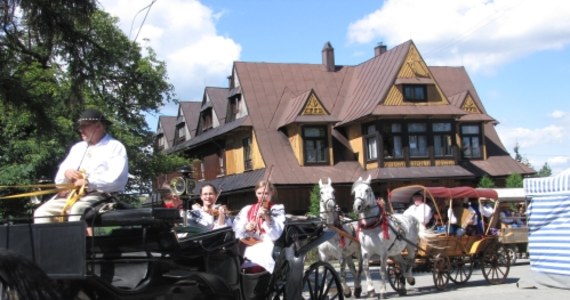 Pytace na koniach i korowód kapel otworzyli jedną z najstarszych i największych imprez folklorystycznych na Podhalu - Sabałowe Bajania. W konkursach gawędziarzy, instrumentalistów, śpiewaków, drużbów i starostów weselnych weźmie udział blisko 900 ludowych artystów.