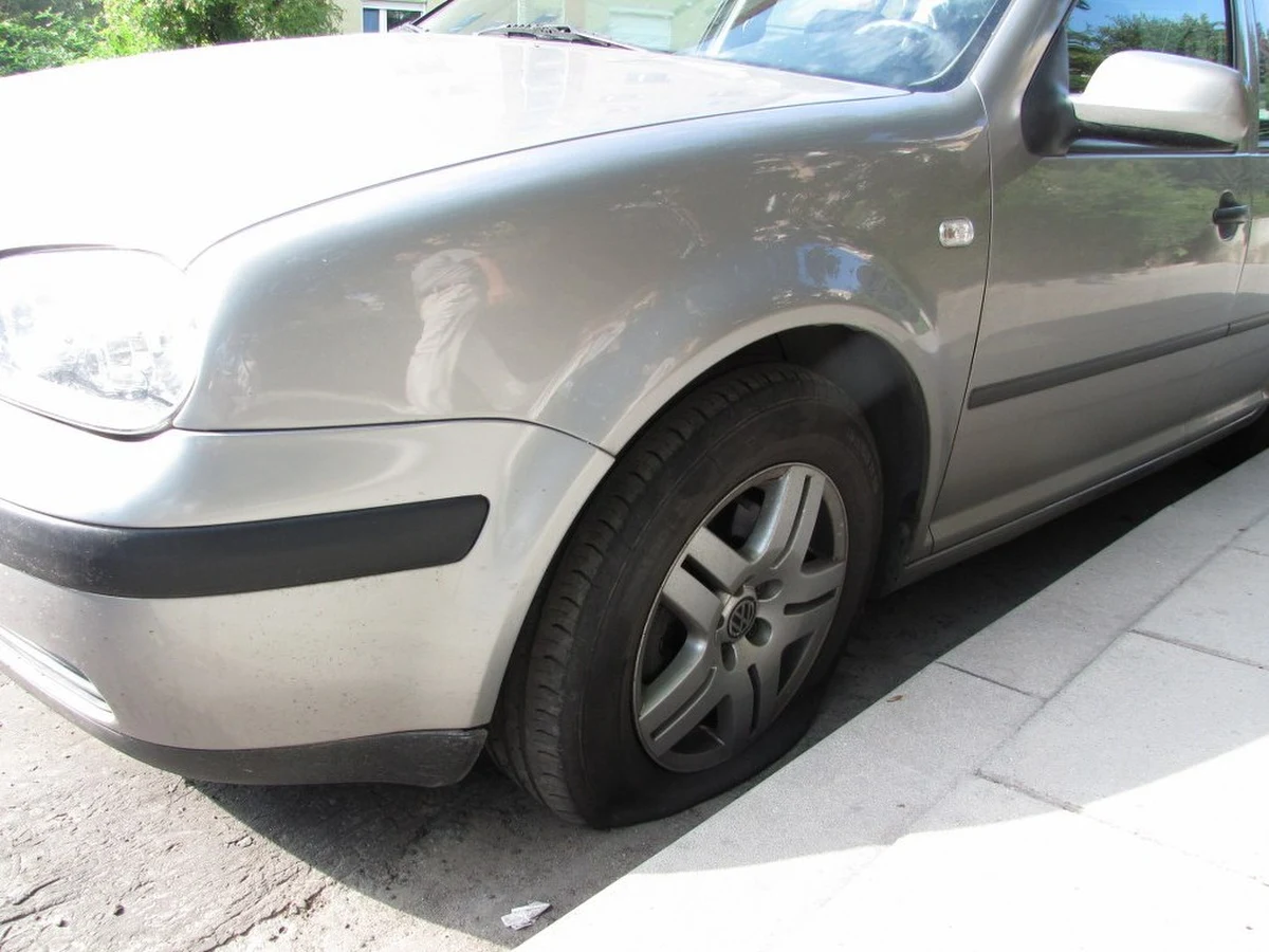 Aż 14 samochodów uszkodzili w nocy wandale na krakowskim Dąbiu. Trzy młode dziewczyny i czterech chłopaków urządziło sobie rajd po osiedlowym parkingu. Wszyscy trafili już w ręce policjantów.