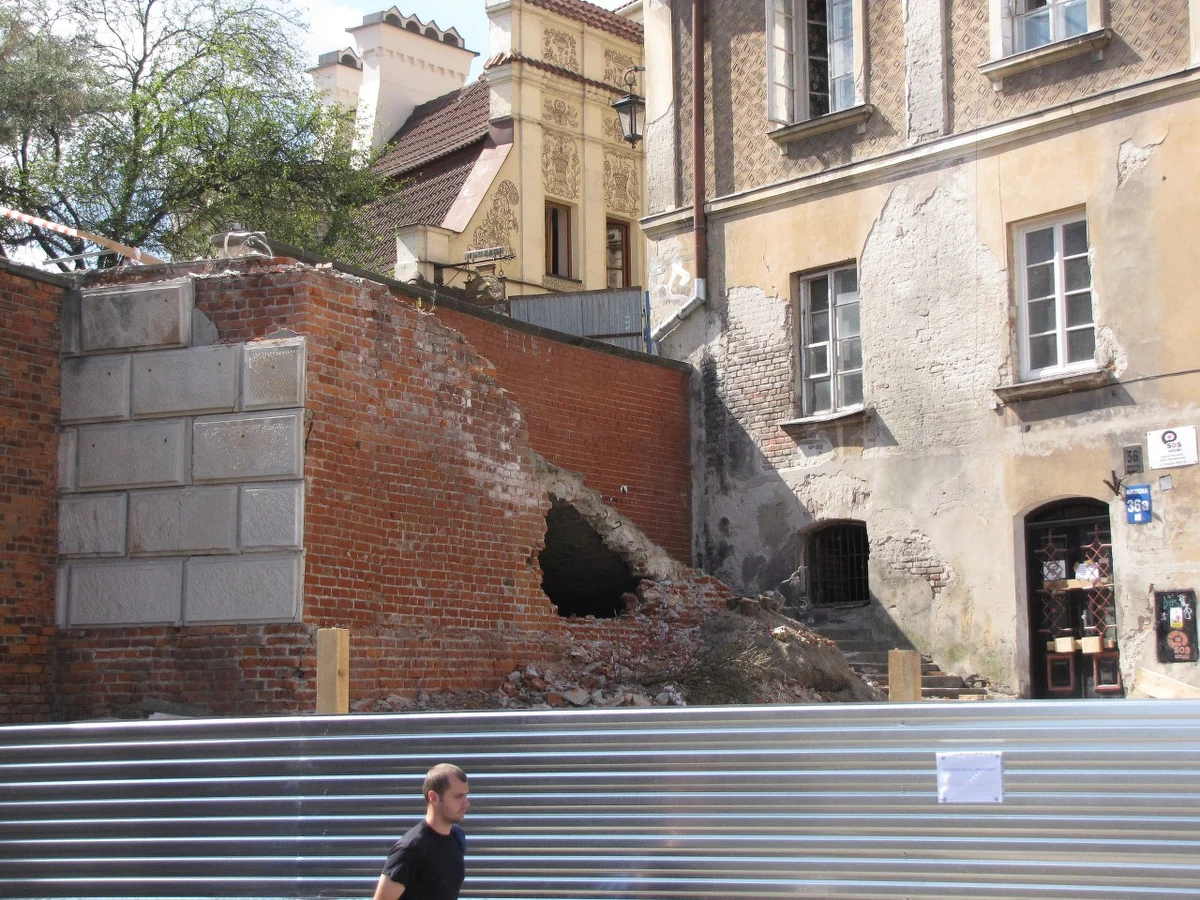 Turyści odwiedzający lubelską starówkę muszą uzbroić się w cierpliwość i przygotować na dłuższy niż zwykle spacer. Na dobre rozpoczął się remont ulicy Zamkowej, która łączy stare miasto z zamkiem.